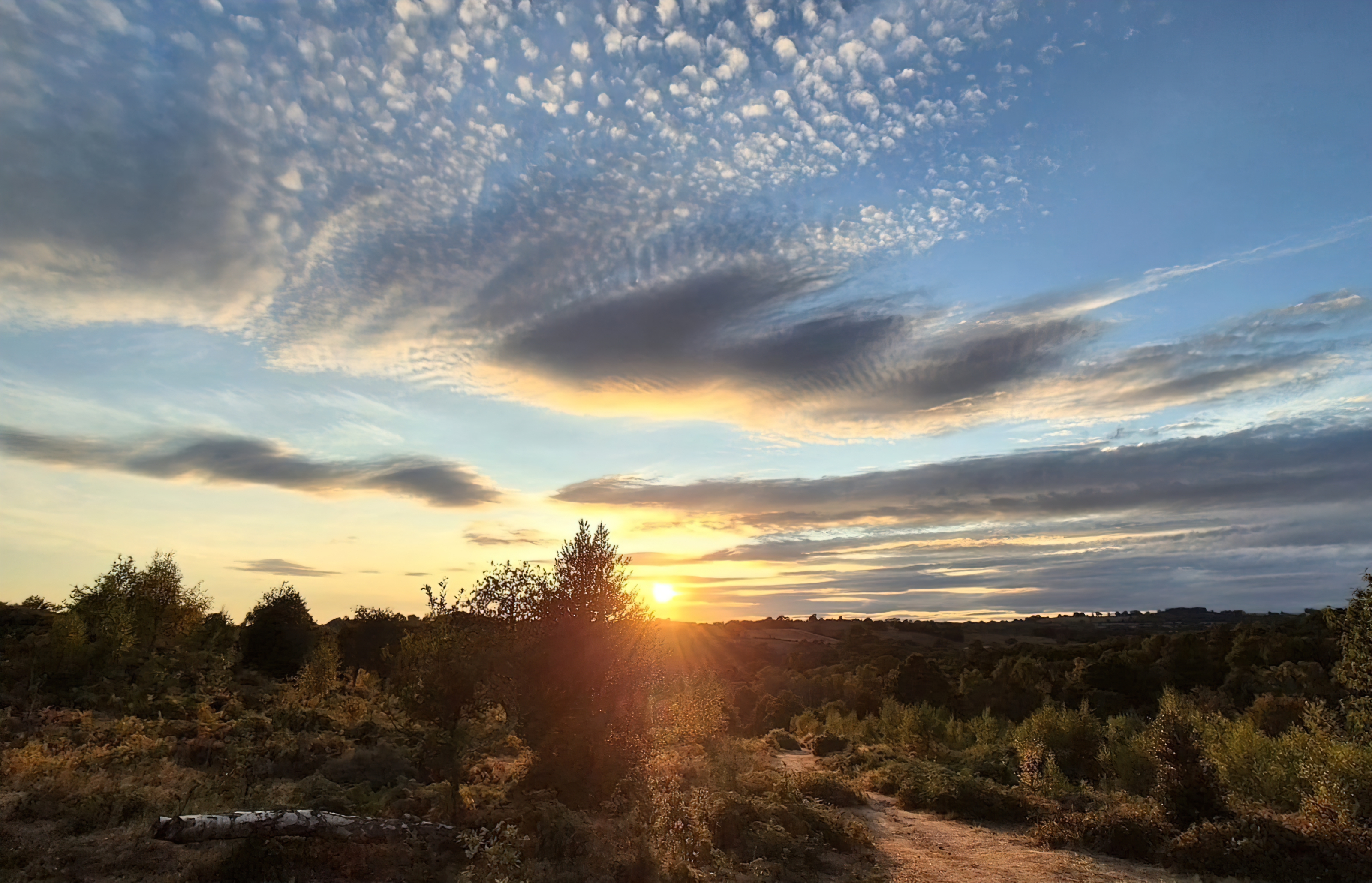 Clouds and sunrays by Vales Rock